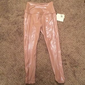 NWT Pearlized Beyond Yoga Leggings